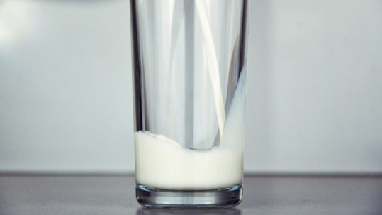 un bicchere di latte per la nuova etichettatura latte e derivati