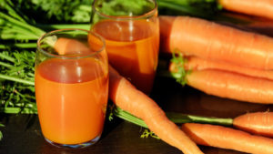 Bicchieri con estratto di carota ricco di nutrienti