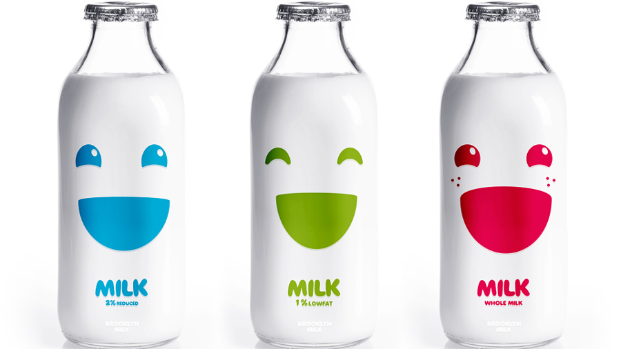 tre bottiglie di latte