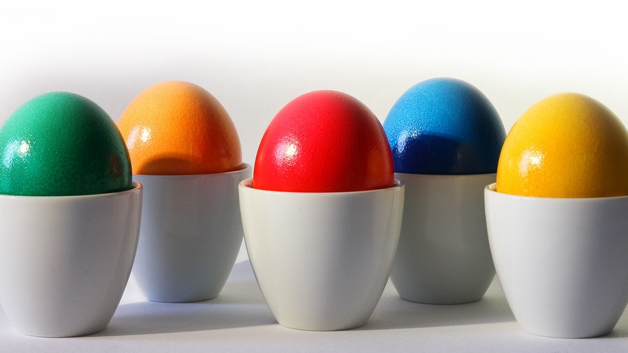 un uovo verde, uno giallo, blu, rosso